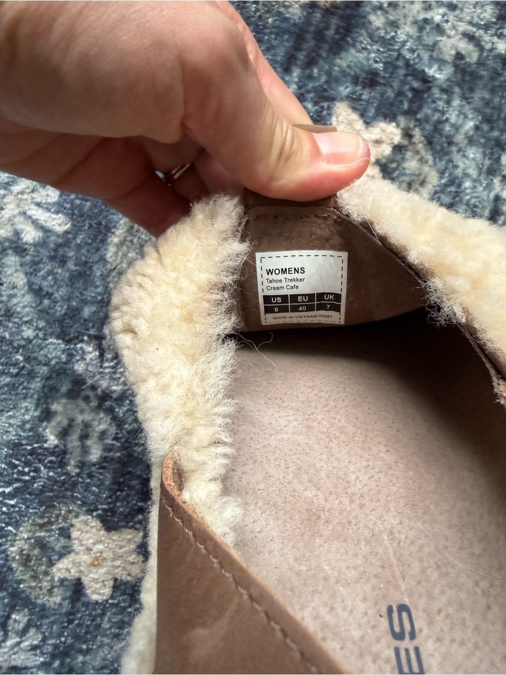Like New SeaVees Women’s Tahoe Trekker in Cream Cafe | Shearling Slip-On Shoes - Picture 4 of 5